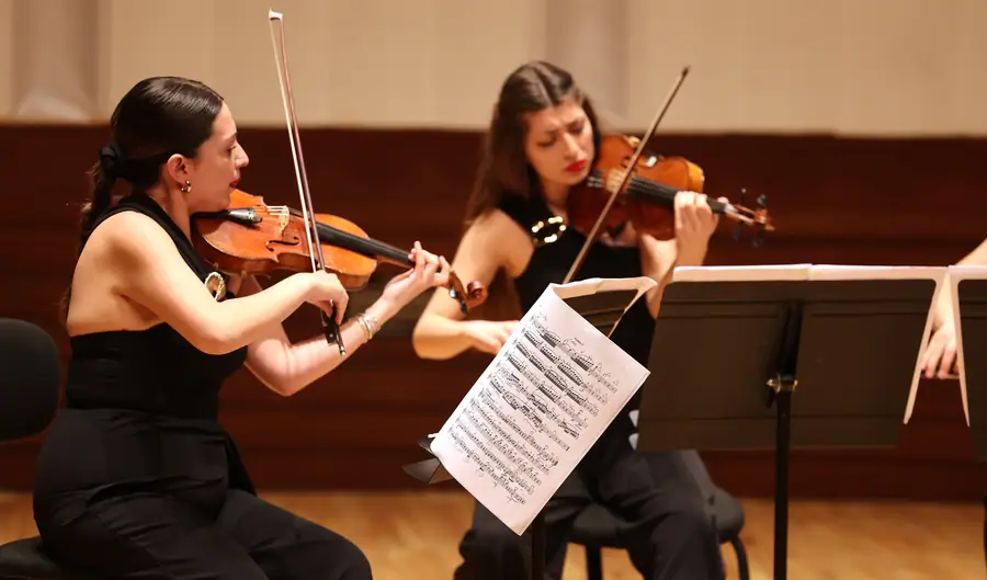 İzmir Oda Orkestrası Nisan'ın Son Konserinde Sahne Aldı 1 İzmir Oda Orkestrası Nisan'ın Son Konserinde Sahne Aldı 1