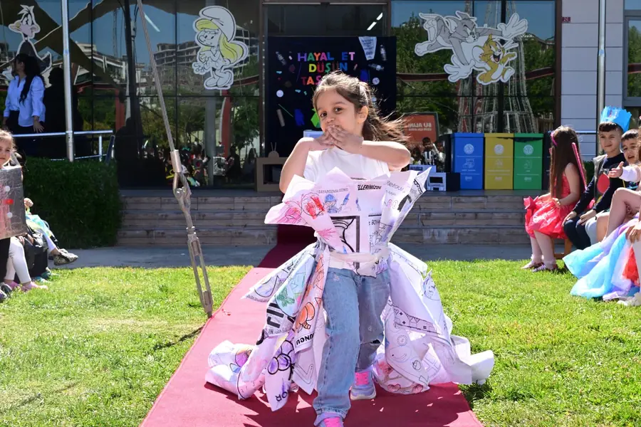 Manisalı Minikler Atıkları Kostüme Dönüştürdü 1 Manisalı Minikler Atıkları Kostüme Dönüştürdü 1