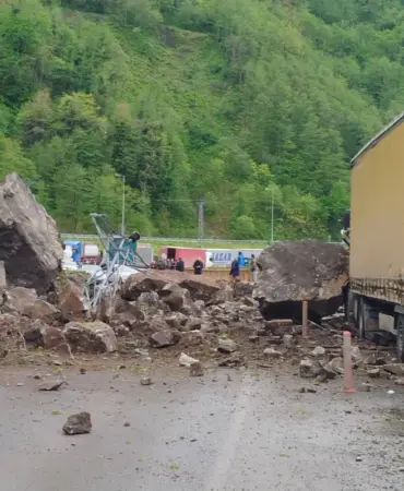 Artvin'de Heyelan: Sarp Yolu Trafiğe Kapandı 5 Haber Görseli