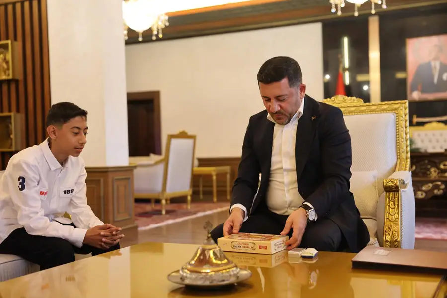 2500 Kitap Okuyan Ortaokul Öğrencisi Nevşehir Belediye Başkanı'nı Ziyaret Etti 1 2500 Kitap Okuyan Ortaokul Öğrencisi Nevşehir Belediye Başkanı'nı Ziyaret Etti 1