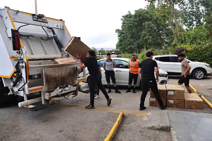 Antalya Otogarı'nda Soğuk Zinciri Bozulan Yaklaşık 1 Ton Yoğurt İmha Edildi 1 Antalya Otogarı'nda Soğuk Zinciri Bozulan Yaklaşık 1 Ton Yoğurt İmha Edildi 1