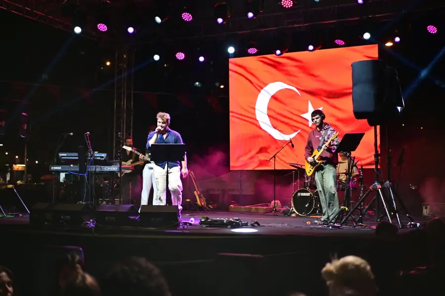 Gemlik'te 19 Mayıs'a Rock Festivalli Kutlama 1