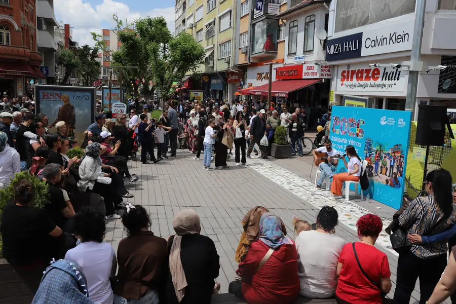 Eskişehir'de Bayram Arifesinde Sokak Konserleri ve Esnaf İndirimleri 1 Eskişehir'de Bayram Arifesinde Sokak Konserleri ve Esnaf İndirimleri 1
