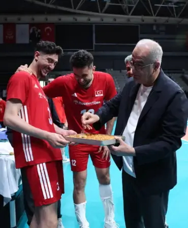 TVF Başkanı Üstündağ, Milli Erkek Voleybol Takımı'nı Kampta Ziyaret Etti 15 tvf voleybol erkek milli takım 3
