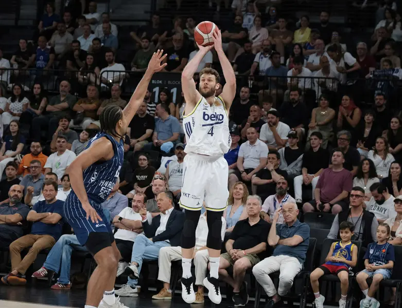 Fenerbahçe Beko, Anadolu Efes'i Uzatmalarda Geçerek Finale Yükseldi 2 Fenerbahçe Beko, Anadolu Efes'i Uzatmalarda Geçerek Finale Yükseldi 2