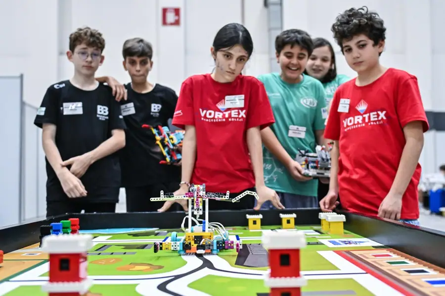 Dünya Robot Olimpiyatı Türkiye Finali İzmir'de Gerçekleştirildi 2 Dünya Robot Olimpiyatı Türkiye Finali İzmir'de Gerçekleştirildi 2
