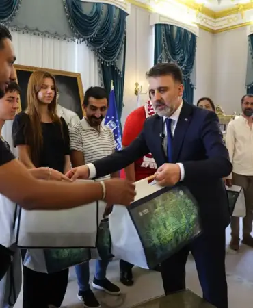 Dünya Kupası Marşını Besteleyen Bursa'lı Öğrencilere Müzik Stüdyosu Sözü 9 Biba, şampiyon marşın bestecilerini ağırladı 1
