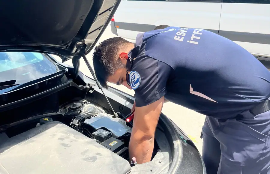 Eskişehir İtfaiyesi Motor Bölümünde Mahsur Kalan Kediyi Kurtardı 1 Eskişehir İtfaiyesi Motor Bölümünde Mahsur Kalan Kediyi Kurtardı 1