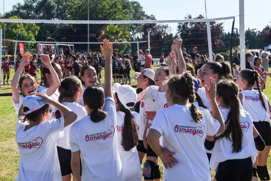 Mini Voleybol Şenliği'nde 1.300 Çocuk Sahaya Çıktı 2