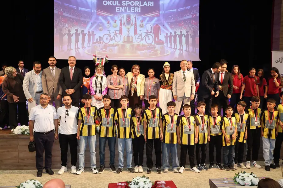 Gaziantep'te Okul Sporları Enleri Ödüllerini Aldı 2 Gaziantep'te Okul Sporları Enleri Ödüllerini Aldı 2