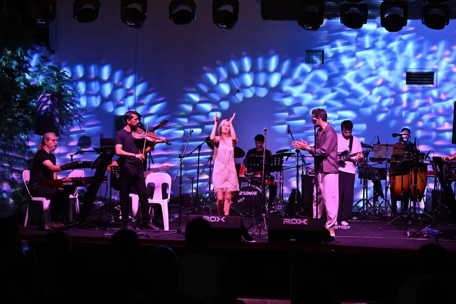 Manisa'da Yaz Konseri: Pop Orkestrası Yeni Han'da Sahne Aldı 1 Manisa'da Yaz Konseri: Pop Orkestrası Yeni Han'da Sahne Aldı 1