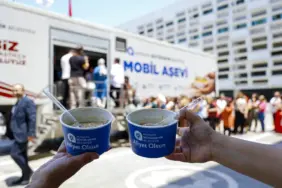 Büyükşehir Belediyesi önünde aşure bereketi (1)