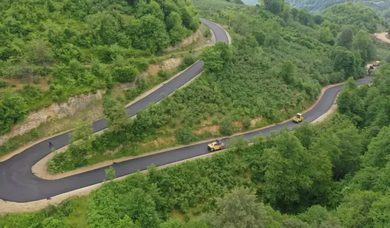 Ordu Büyükşehir'den Gürgentepe-Gölköy Bağlantı Yoluna Sıcak Asfalt 6 ordu sıcak asfalt 2
