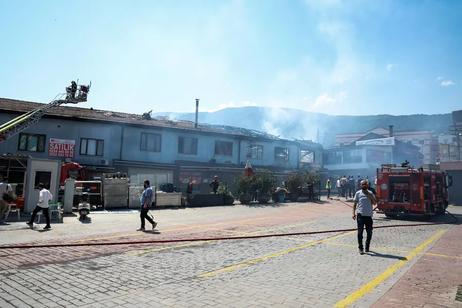 Bursa'da İş Yeri Yangını Kontrol Altına Alındı 2
