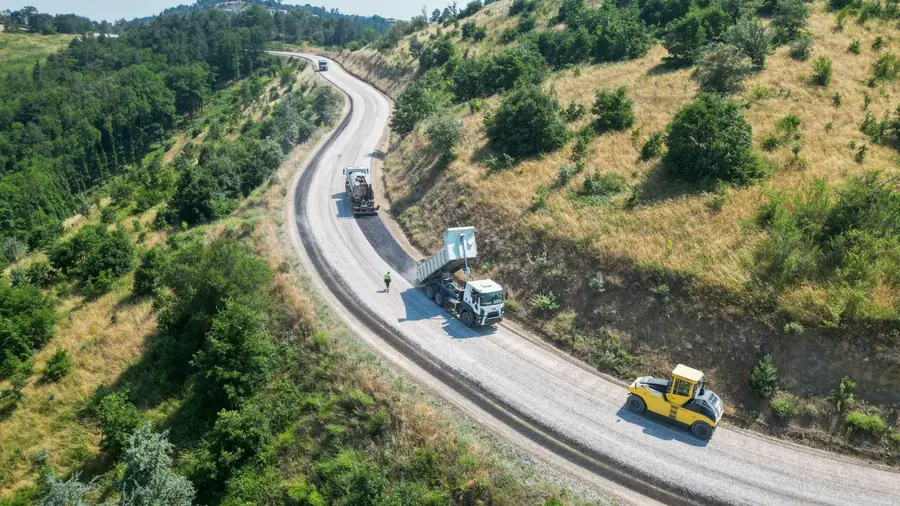 Orhaneli Göktepe'de 5200 Metrelik Yol Yenileniyor 1 Orhaneli Göktepe'de 5200 Metrelik Yol Yenileniyor 1