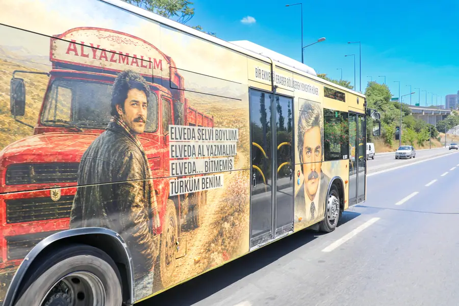 Kadir İnanır'ın Anısına Tasarlanan Otobüs İstanbul Sokaklarında 7 Kadir İnanır'ın Anısına Tasarlanan Otobüs İstanbul Sokaklarında 1