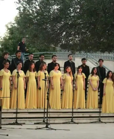 "Zeytin Altında Yaza Merhaba" Konserleri Başladı 4 Zeytin altında yaza merhaba dediler 1