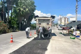 Finike'de yollar yenileniyor, bordürler boyanıyor (1)
