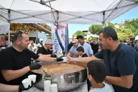 Büyükşehir’den Alaybey ve Laleli Pazarlarında Aşure İkramı (2)