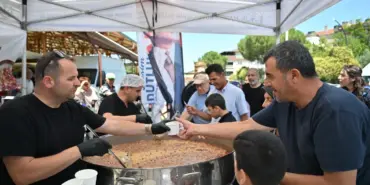 Büyükşehir’den Alaybey ve Laleli Pazarlarında Aşure İkramı (2)