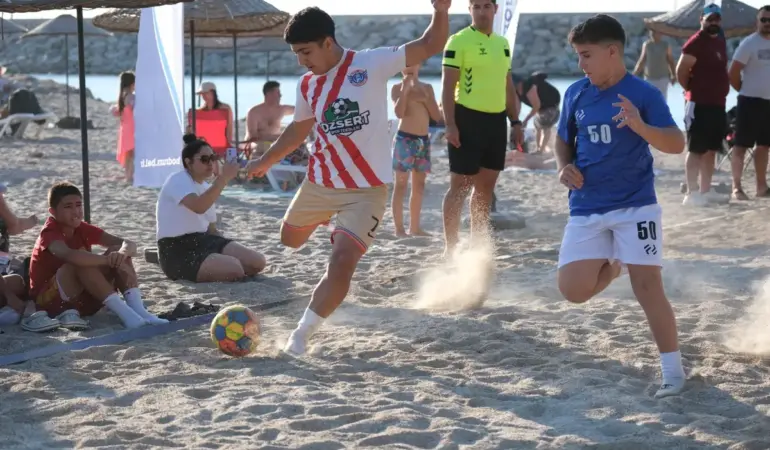 Bodrum'da 1. Günbatımı Çocuk Plaj Futbol Şenliği Sona Erdi 6 1.Günbatımı Çocuk Plaj Futbol Şenliği Sona Erdi (21)