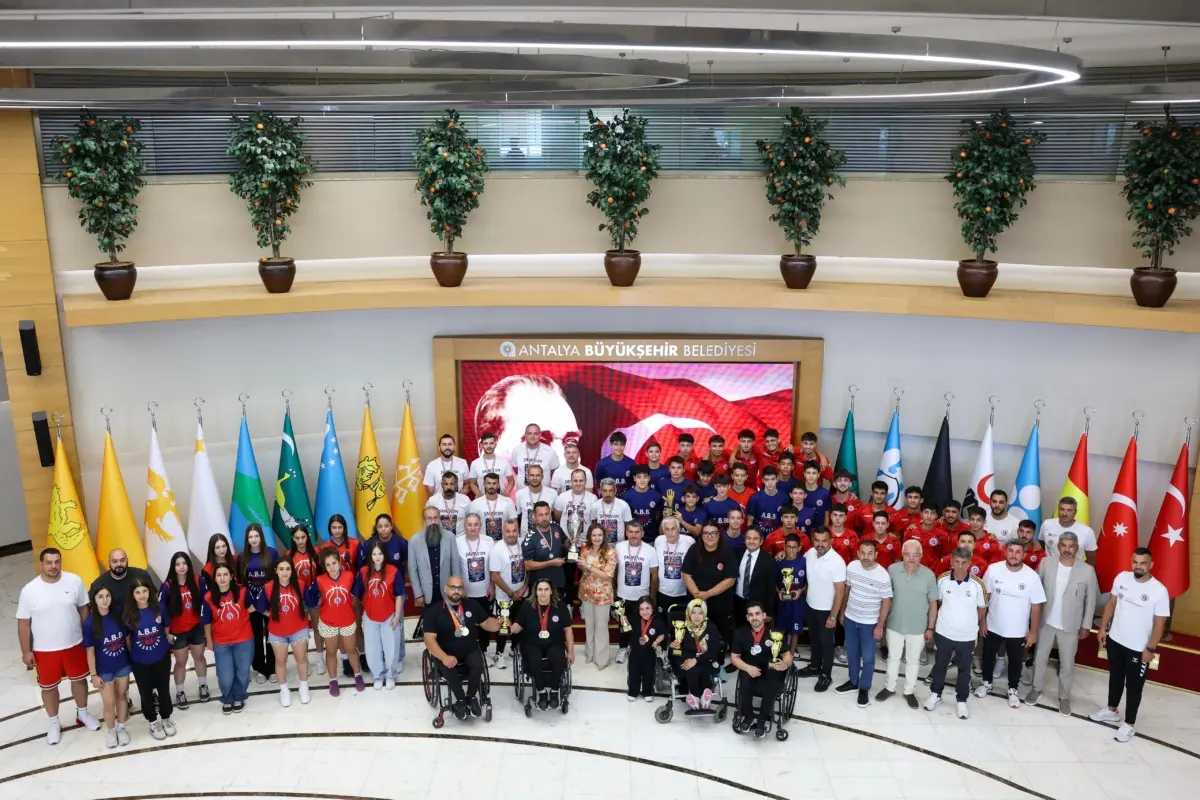 Antalya'da Başkan Vekili Özdemir, Şampiyon Sporcuları Kabul Etti 1 Antalya'da Başkan Vekili Özdemir, Şampiyon Sporcuları Kabul Etti 1