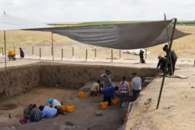 GENÇ GÖNÜLLÜLER KÜLLÜOBA ARKEOLOJİ KAMPI'NDA TARİHLE BULUŞTU  (10)