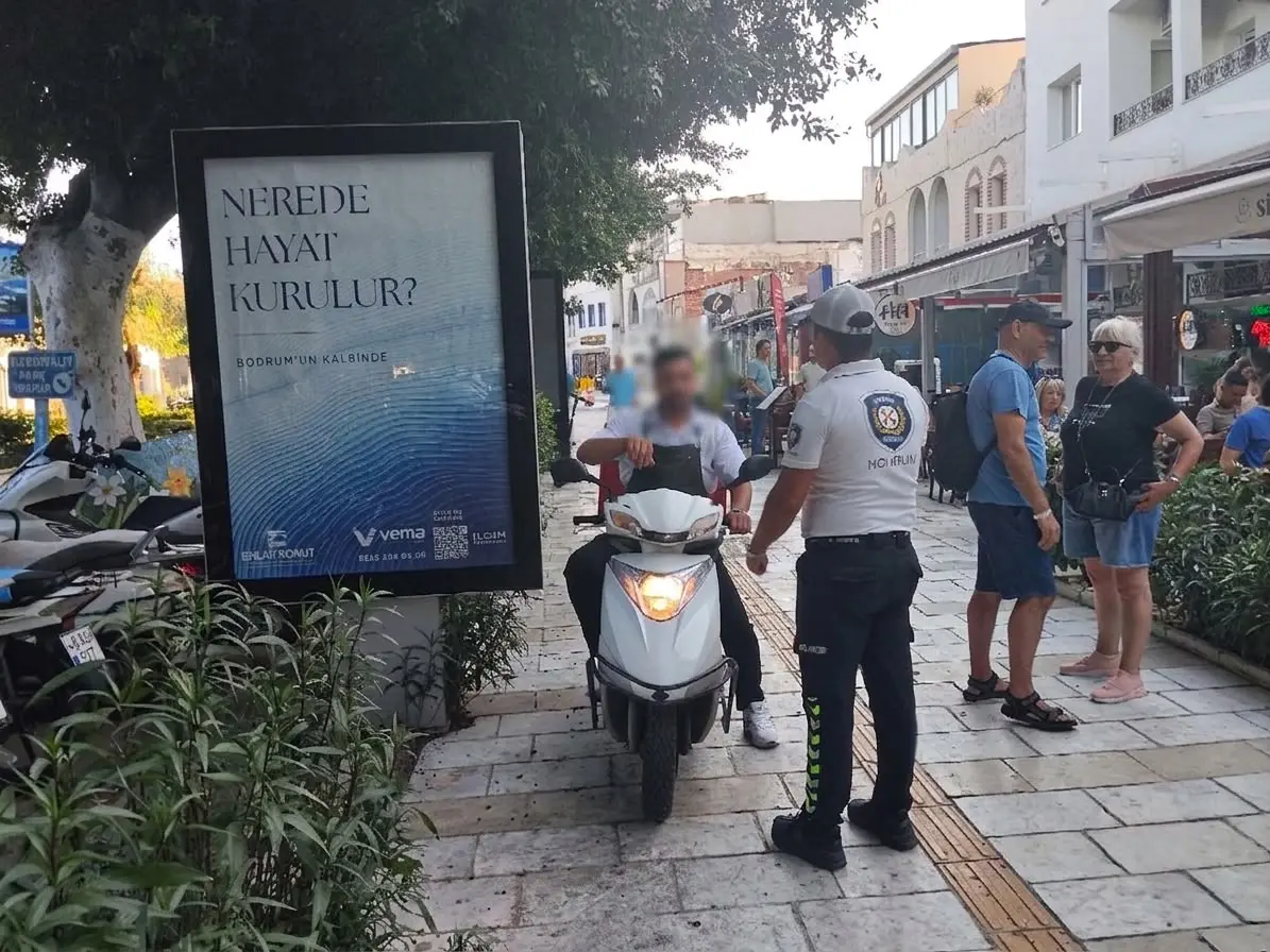 Bodrum'da Yaya Yollarını İşgal Eden Araçlara Yönelik Denetimler Sürüyor 1 Bodrum'da Yaya Yollarını İşgal Eden Araçlara Yönelik Denetimler Sürüyor 1