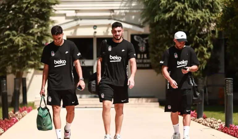 Beşiktaş, UEFA Avrupa Ligi'nde Hradec Kralove Deplasmanında 6 futbol-a-takimimiz-praga-gitti