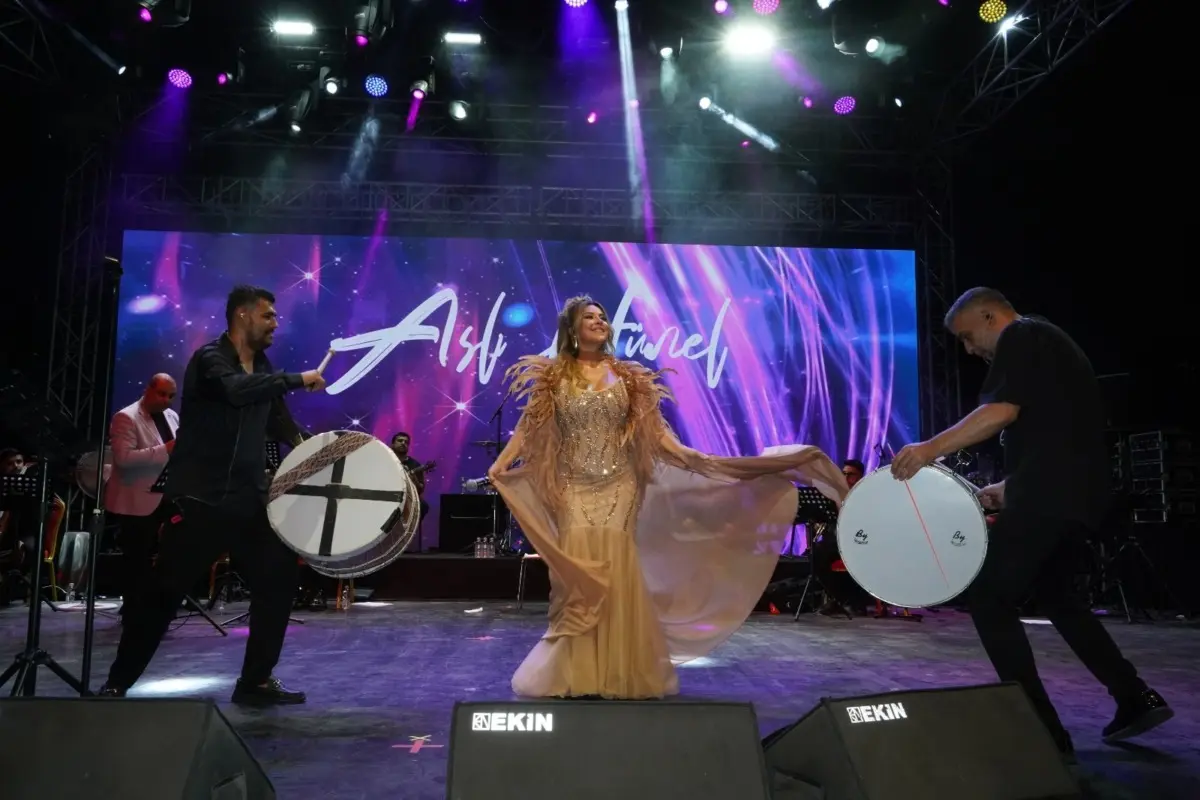 Uluslararası Bursa Festivali'nde Aslı Hünel Sahne Aldı 1 Uluslararası Bursa Festivali'nde Aslı Hünel Sahne Aldı 1