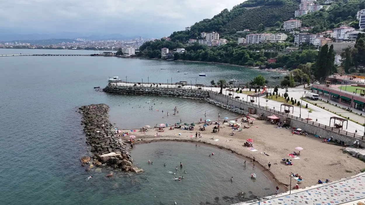 Ordu'da Yıkılan Gökdelenlerin Yerindeki Kumsal Halka Açıldı 1 Ordu'da Yıkılan Gökdelenlerin Yerindeki Kumsal Halka Açıldı 1