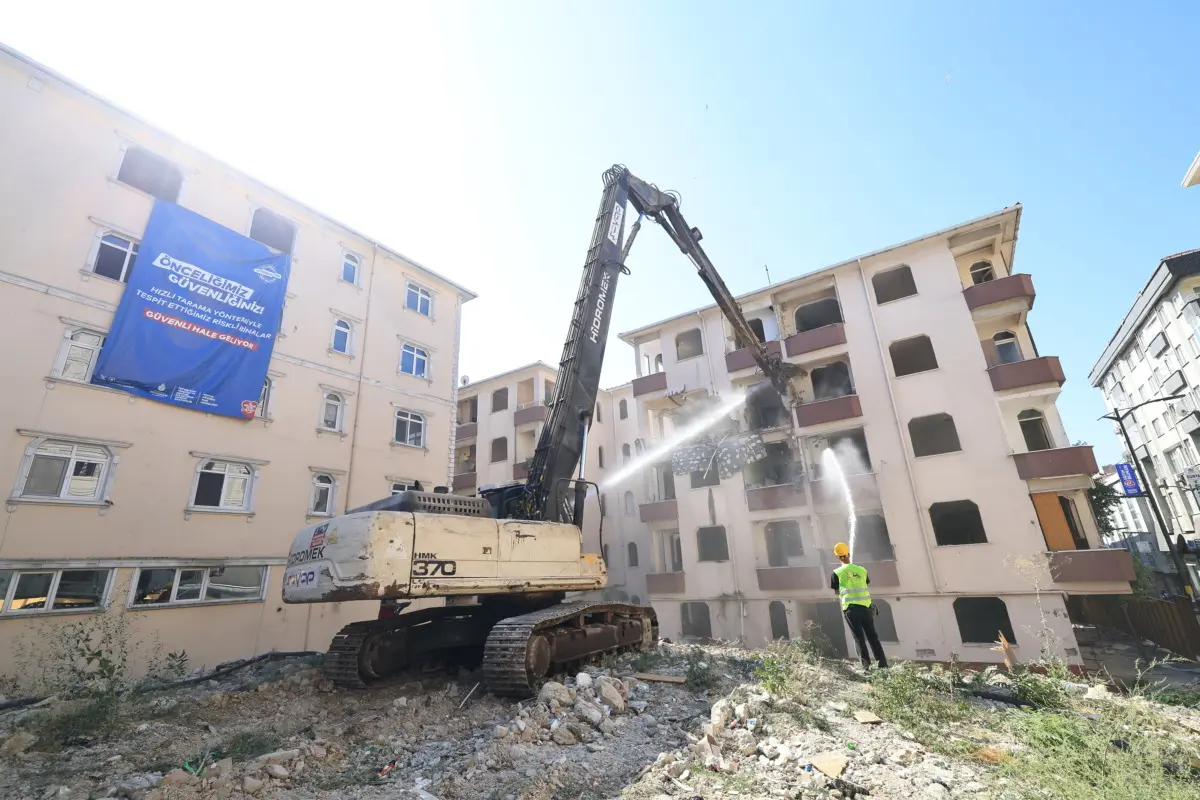 Avcılar'da Yüksek Riskli Sitenin Yıkımı Gerçekleşti 1 Avcılar'da Yüksek Riskli Sitenin Yıkımı Gerçekleşti 1