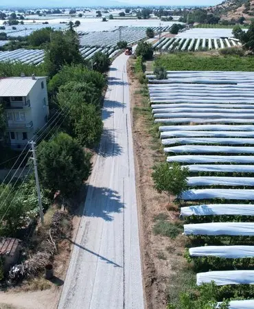 Sarıgöl’de Üzüm Hasadı Öncesi 6 Kilometrelik Yol Yenileniyor 4 Sarıgöl’de Üzüm Hasadı Öncesi Üreticilerin Yolu Yenileniyor (1)