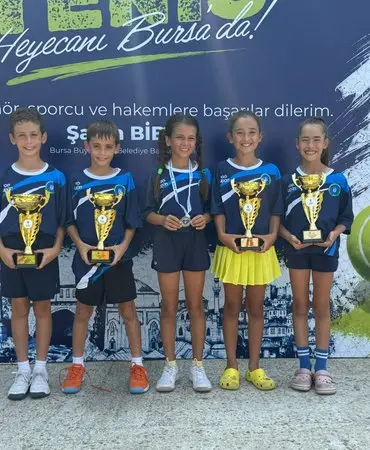 Bursa Büyükşehir Belediyespor Tenisçilerinden Yaz Kupası’nda Dereceler 9 Büyükşehir Belediyespor tenisçileri kupaları topladı 1