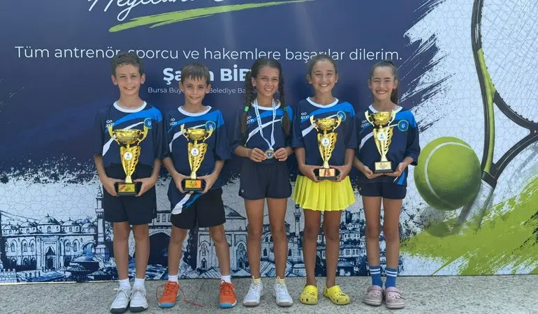 Büyükşehir Belediyespor tenisçileri kupaları topladı 1