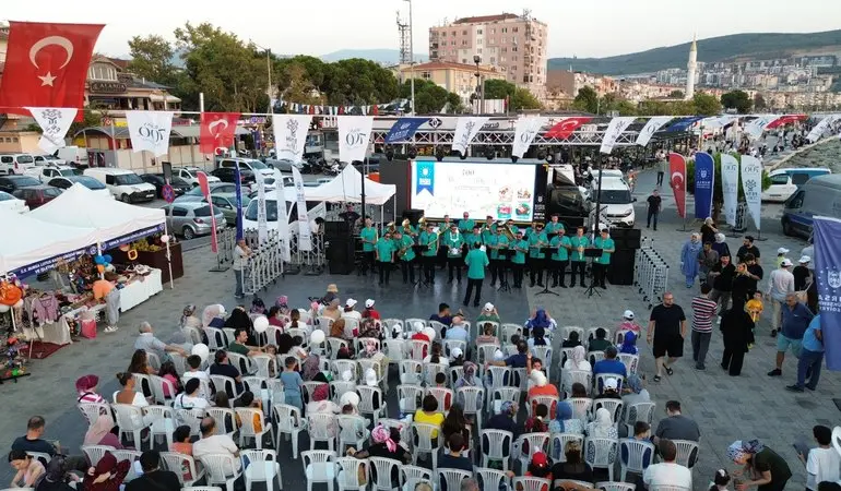 Bursa’nın Fethinin 700. Yılı İlçe Şenliklerinin 15. Durağı Gemlik Oldu 6 Fetih coşkusu Gemlik’i sardı 3