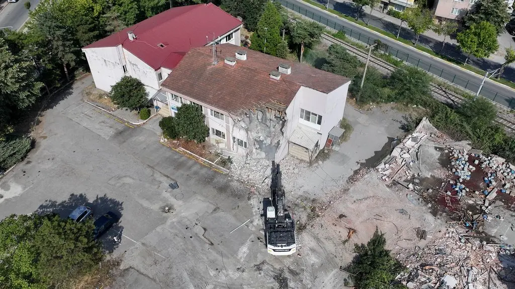 Sakarya Büyükşehir Belediyesi’nin Yeni Hizmet Binası İçin Yıkım Başladı 1
