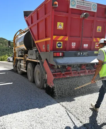 Demirci’de 13 Mahalleyi Bağlayan 45 Kilometrelik Yolda Çalışma Başladı 4 Demirci’de Ulaşımı Güçlendiren 45 Kilometrelik Çalışma (2)