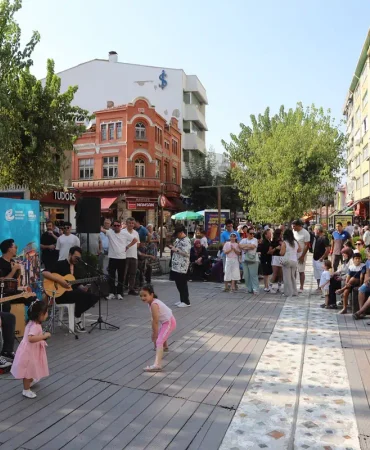 Eskişehir’de “Sokakta Müzik Var” Etkinliği İskele 26 ve Hamamyolu’nda Düzenlendi 4 26’SINDA SOKAKLAR MÜZİKLE ŞENLENDİ (1)