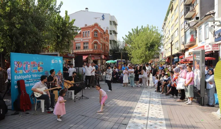 Eskişehir’de “Sokakta Müzik Var” Etkinliği İskele 26 ve Hamamyolu’nda Düzenlendi 1 26’SINDA SOKAKLAR MÜZİKLE ŞENLENDİ (1)